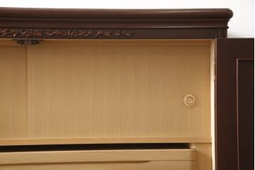 婚礼箪笥をチェストとローボードにリメイク!上段は脚を取り付けチェストに。下段は天板と脚を取り付けてローボードに。いずれも扉、引き出しの取っ手の装飾を作成して取り付け、現状の色味で仕上げ。