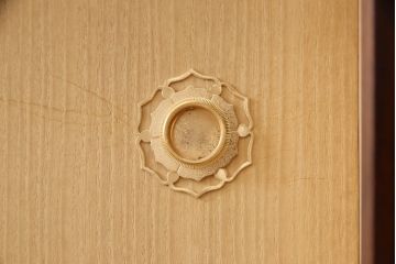 婚礼箪笥をチェストとローボードにリメイク!上段は脚を取り付けチェストに。下段は天板と脚を取り付けてローボードに。いずれも扉、引き出しの取っ手の装飾を作成して取り付け、現状の色味で仕上げ。