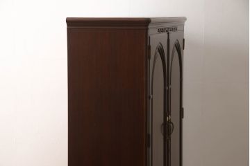 婚礼箪笥をチェストとローボードにリメイク!上段は脚を取り付けチェストに。下段は天板と脚を取り付けてローボードに。いずれも扉、引き出しの取っ手の装飾を作成して取り付け、現状の色味で仕上げ。