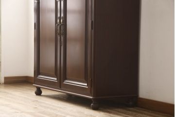 婚礼箪笥をチェストとローボードにリメイク!上段は脚を取り付けチェストに。下段は天板と脚を取り付けてローボードに。いずれも扉、引き出しの取っ手の装飾を作成して取り付け、現状の色味で仕上げ。