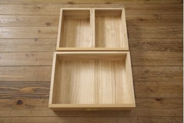 婚礼箪笥をチェストとローボードにリメイク!上段は脚を取り付けチェストに。下段は天板と脚を取り付けてローボードに。いずれも扉、引き出しの取っ手の装飾を作成して取り付け、現状の色味で仕上げ。