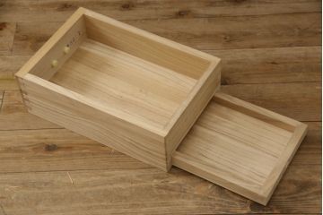 婚礼箪笥をチェストとローボードにリメイク!上段は脚を取り付けチェストに。下段は天板と脚を取り付けてローボードに。いずれも扉、引き出しの取っ手の装飾を作成して取り付け、現状の色味で仕上げ。