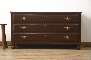 婚礼箪笥をチェストとローボードにリメイク!上段は脚を取り付けチェストに。下段は天板と脚を取り付けてローボードに。いずれも扉、引き出しの取っ手の装飾を作成して取り付け、現状の色味で仕上げ。