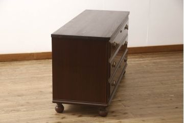 婚礼箪笥をチェストとローボードにリメイク!上段は脚を取り付けチェストに。下段は天板と脚を取り付けてローボードに。いずれも扉、引き出しの取っ手の装飾を作成して取り付け、現状の色味で仕上げ。