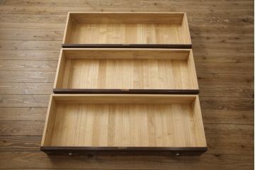 婚礼箪笥をチェストとローボードにリメイク!上段は脚を取り付けチェストに。下段は天板と脚を取り付けてローボードに。いずれも扉、引き出しの取っ手の装飾を作成して取り付け、現状の色味で仕上げ。