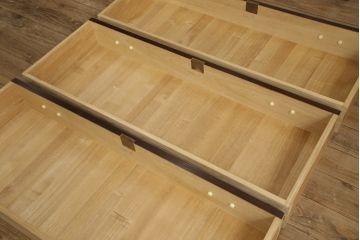 婚礼箪笥をチェストとローボードにリメイク!上段は脚を取り付けチェストに。下段は天板と脚を取り付けてローボードに。いずれも扉、引き出しの取っ手の装飾を作成して取り付け、現状の色味で仕上げ。
