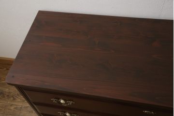 婚礼箪笥をチェストとローボードにリメイク!上段は脚を取り付けチェストに。下段は天板と脚を取り付けてローボードに。いずれも扉、引き出しの取っ手の装飾を作成して取り付け、現状の色味で仕上げ。