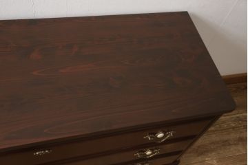 婚礼箪笥をチェストとローボードにリメイク!上段は脚を取り付けチェストに。下段は天板と脚を取り付けてローボードに。いずれも扉、引き出しの取っ手の装飾を作成して取り付け、現状の色味で仕上げ。