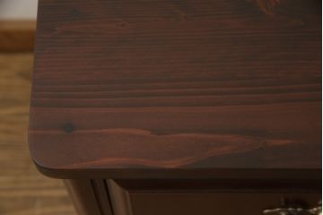 婚礼箪笥をチェストとローボードにリメイク!上段は脚を取り付けチェストに。下段は天板と脚を取り付けてローボードに。いずれも扉、引き出しの取っ手の装飾を作成して取り付け、現状の色味で仕上げ。