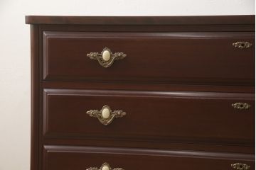 婚礼箪笥をチェストとローボードにリメイク!上段は脚を取り付けチェストに。下段は天板と脚を取り付けてローボードに。いずれも扉、引き出しの取っ手の装飾を作成して取り付け、現状の色味で仕上げ。