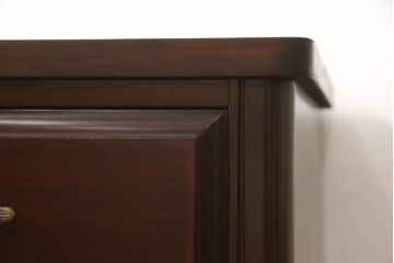 婚礼箪笥をチェストとローボードにリメイク!上段は脚を取り付けチェストに。下段は天板と脚を取り付けてローボードに。いずれも扉、引き出しの取っ手の装飾を作成して取り付け、現状の色味で仕上げ。