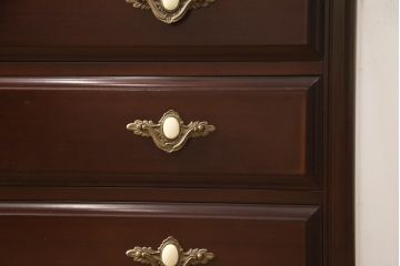 婚礼箪笥をチェストとローボードにリメイク!上段は脚を取り付けチェストに。下段は天板と脚を取り付けてローボードに。いずれも扉、引き出しの取っ手の装飾を作成して取り付け、現状の色味で仕上げ。