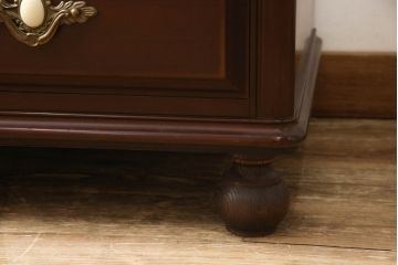 婚礼箪笥をチェストとローボードにリメイク!上段は脚を取り付けチェストに。下段は天板と脚を取り付けてローボードに。いずれも扉、引き出しの取っ手の装飾を作成して取り付け、現状の色味で仕上げ。