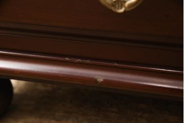 婚礼箪笥をチェストとローボードにリメイク!上段は脚を取り付けチェストに。下段は天板と脚を取り付けてローボードに。いずれも扉、引き出しの取っ手の装飾を作成して取り付け、現状の色味で仕上げ。
