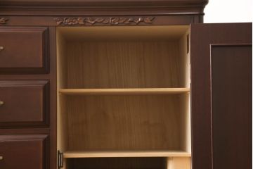 婚礼箪笥をチェストとローボードにリメイク!上段は脚を取り付けチェストに。下段は天板と脚を取り付けローボードに。いずれも引き出しの取っ手の装飾を作成して取り付け、現状の色味で仕上げ。