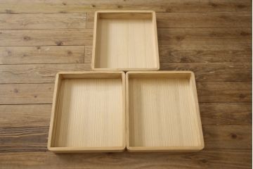 婚礼箪笥をチェストとローボードにリメイク!上段は脚を取り付けチェストに。下段は天板と脚を取り付けローボードに。いずれも引き出しの取っ手の装飾を作成して取り付け、現状の色味で仕上げ。