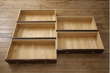 婚礼箪笥をチェストとローボードにリメイク!上段は脚を取り付けチェストに。下段は天板と脚を取り付けローボードに。いずれも引き出しの取っ手の装飾を作成して取り付け、現状の色味で仕上げ。