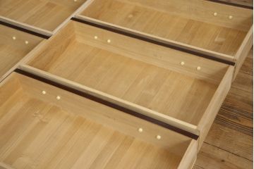婚礼箪笥をチェストとローボードにリメイク!上段は脚を取り付けチェストに。下段は天板と脚を取り付けローボードに。いずれも引き出しの取っ手の装飾を作成して取り付け、現状の色味で仕上げ。