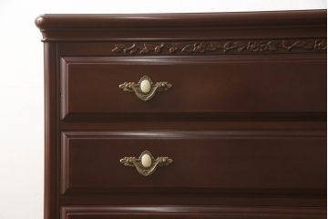 婚礼箪笥をチェストとローボードにリメイク!上段は脚を取り付けチェストに。下段は天板と脚を取り付けローボードに。いずれも引き出しの取っ手の装飾を作成して取り付け、現状の色味で仕上げ。