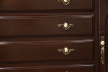 婚礼箪笥をチェストとローボードにリメイク!上段は脚を取り付けチェストに。下段は天板と脚を取り付けローボードに。いずれも引き出しの取っ手の装飾を作成して取り付け、現状の色味で仕上げ。