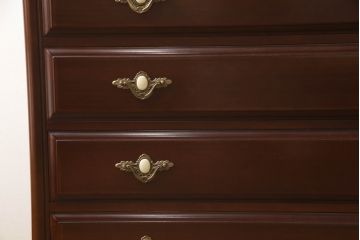 婚礼箪笥をチェストとローボードにリメイク!上段は脚を取り付けチェストに。下段は天板と脚を取り付けローボードに。いずれも引き出しの取っ手の装飾を作成して取り付け、現状の色味で仕上げ。