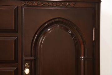 婚礼箪笥をチェストとローボードにリメイク!上段は脚を取り付けチェストに。下段は天板と脚を取り付けローボードに。いずれも引き出しの取っ手の装飾を作成して取り付け、現状の色味で仕上げ。
