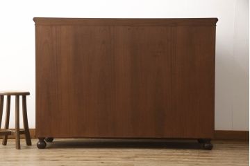 婚礼箪笥をチェストとローボードにリメイク!上段は脚を取り付けチェストに。下段は天板と脚を取り付けローボードに。いずれも引き出しの取っ手の装飾を作成して取り付け、現状の色味で仕上げ。