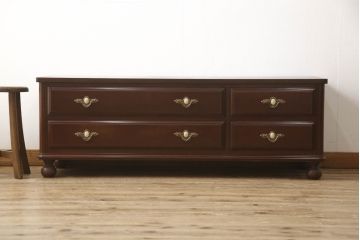 婚礼箪笥をチェストとローボードにリメイク!上段は脚を取り付けチェストに。下段は天板と脚を取り付けローボードに。いずれも引き出しの取っ手の装飾を作成して取り付け、現状の色味で仕上げ。
