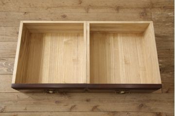 婚礼箪笥をチェストとローボードにリメイク!上段は脚を取り付けチェストに。下段は天板と脚を取り付けローボードに。いずれも引き出しの取っ手の装飾を作成して取り付け、現状の色味で仕上げ。
