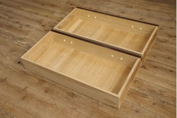 婚礼箪笥をチェストとローボードにリメイク!上段は脚を取り付けチェストに。下段は天板と脚を取り付けローボードに。いずれも引き出しの取っ手の装飾を作成して取り付け、現状の色味で仕上げ。