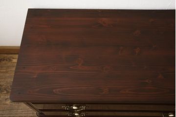 婚礼箪笥をチェストとローボードにリメイク!上段は脚を取り付けチェストに。下段は天板と脚を取り付けローボードに。いずれも引き出しの取っ手の装飾を作成して取り付け、現状の色味で仕上げ。