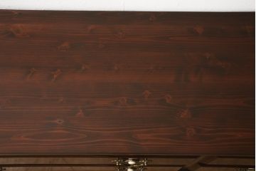 婚礼箪笥をチェストとローボードにリメイク!上段は脚を取り付けチェストに。下段は天板と脚を取り付けローボードに。いずれも引き出しの取っ手の装飾を作成して取り付け、現状の色味で仕上げ。