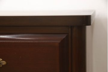 婚礼箪笥をチェストとローボードにリメイク!上段は脚を取り付けチェストに。下段は天板と脚を取り付けローボードに。いずれも引き出しの取っ手の装飾を作成して取り付け、現状の色味で仕上げ。