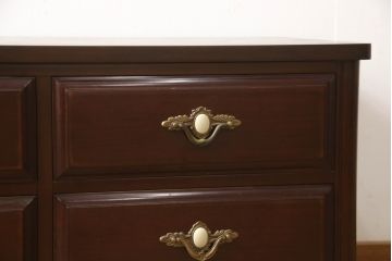 婚礼箪笥をチェストとローボードにリメイク!上段は脚を取り付けチェストに。下段は天板と脚を取り付けローボードに。いずれも引き出しの取っ手の装飾を作成して取り付け、現状の色味で仕上げ。