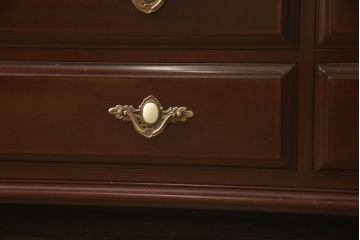 婚礼箪笥をチェストとローボードにリメイク!上段は脚を取り付けチェストに。下段は天板と脚を取り付けローボードに。いずれも引き出しの取っ手の装飾を作成して取り付け、現状の色味で仕上げ。