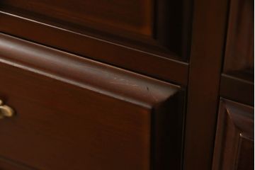 婚礼箪笥をチェストとローボードにリメイク!上段は脚を取り付けチェストに。下段は天板と脚を取り付けローボードに。いずれも引き出しの取っ手の装飾を作成して取り付け、現状の色味で仕上げ。