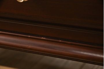 婚礼箪笥をチェストとローボードにリメイク!上段は脚を取り付けチェストに。下段は天板と脚を取り付けローボードに。いずれも引き出しの取っ手の装飾を作成して取り付け、現状の色味で仕上げ。