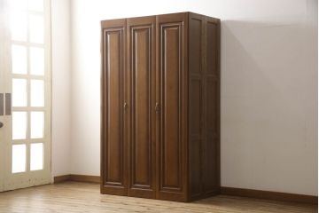ワードローブを使いやすくリメイク!高さと幅は小さく、奥行きは広くリサイズ。棚板を新たに制作し、扉を折れ戸仕様に変更。前後で分解できる仕様に加工し、ワントーン落ち着いた色に着色仕上げ。