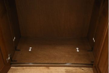 ワードローブを使いやすくリメイク!高さと幅は小さく、奥行きは広くリサイズ。棚板を新たに制作し、扉を折れ戸仕様に変更。前後で分解できる仕様に加工し、ワントーン落ち着いた色に着色仕上げ。