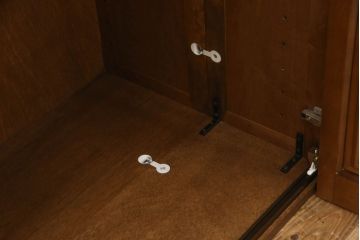 ワードローブを使いやすくリメイク!高さと幅は小さく、奥行きは広くリサイズ。棚板を新たに制作し、扉を折れ戸仕様に変更。前後で分解できる仕様に加工し、ワントーン落ち着いた色に着色仕上げ。