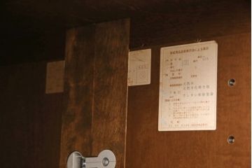 ワードローブを使いやすくリメイク!高さと幅は小さく、奥行きは広くリサイズ。棚板を新たに制作し、扉を折れ戸仕様に変更。前後で分解できる仕様に加工し、ワントーン落ち着いた色に着色仕上げ。