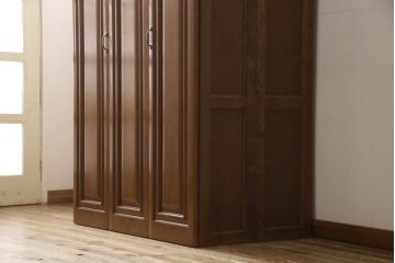 ワードローブを使いやすくリメイク!高さと幅は小さく、奥行きは広くリサイズ。棚板を新たに制作し、扉を折れ戸仕様に変更。前後で分解できる仕様に加工し、ワントーン落ち着いた色に着色仕上げ。