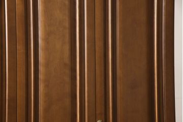 ワードローブを使いやすくリメイク!高さと幅は小さく、奥行きは広くリサイズ。棚板を新たに制作し、扉を折れ戸仕様に変更。前後で分解できる仕様に加工し、ワントーン落ち着いた色に着色仕上げ。