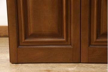 ワードローブを使いやすくリメイク!高さと幅は小さく、奥行きは広くリサイズ。棚板を新たに制作し、扉を折れ戸仕様に変更。前後で分解できる仕様に加工し、ワントーン落ち着いた色に着色仕上げ。