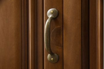 ワードローブを使いやすくリメイク!高さと幅は小さく、奥行きは広くリサイズ。棚板を新たに制作し、扉を折れ戸仕様に変更。前後で分解できる仕様に加工し、ワントーン落ち着いた色に着色仕上げ。
