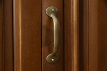 ワードローブを使いやすくリメイク!高さと幅は小さく、奥行きは広くリサイズ。棚板を新たに制作し、扉を折れ戸仕様に変更。前後で分解できる仕様に加工し、ワントーン落ち着いた色に着色仕上げ。
