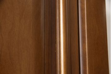 ワードローブを使いやすくリメイク!高さと幅は小さく、奥行きは広くリサイズ。棚板を新たに制作し、扉を折れ戸仕様に変更。前後で分解できる仕様に加工し、ワントーン落ち着いた色に着色仕上げ。