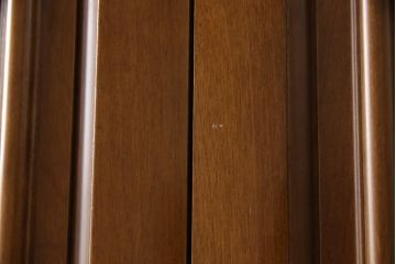 ワードローブを使いやすくリメイク!高さと幅は小さく、奥行きは広くリサイズ。棚板を新たに制作し、扉を折れ戸仕様に変更。前後で分解できる仕様に加工し、ワントーン落ち着いた色に着色仕上げ。