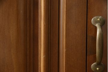 ワードローブを使いやすくリメイク!高さと幅は小さく、奥行きは広くリサイズ。棚板を新たに制作し、扉を折れ戸仕様に変更。前後で分解できる仕様に加工し、ワントーン落ち着いた色に着色仕上げ。