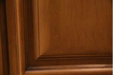 ワードローブを使いやすくリメイク!高さと幅は小さく、奥行きは広くリサイズ。棚板を新たに制作し、扉を折れ戸仕様に変更。前後で分解できる仕様に加工し、ワントーン落ち着いた色に着色仕上げ。
